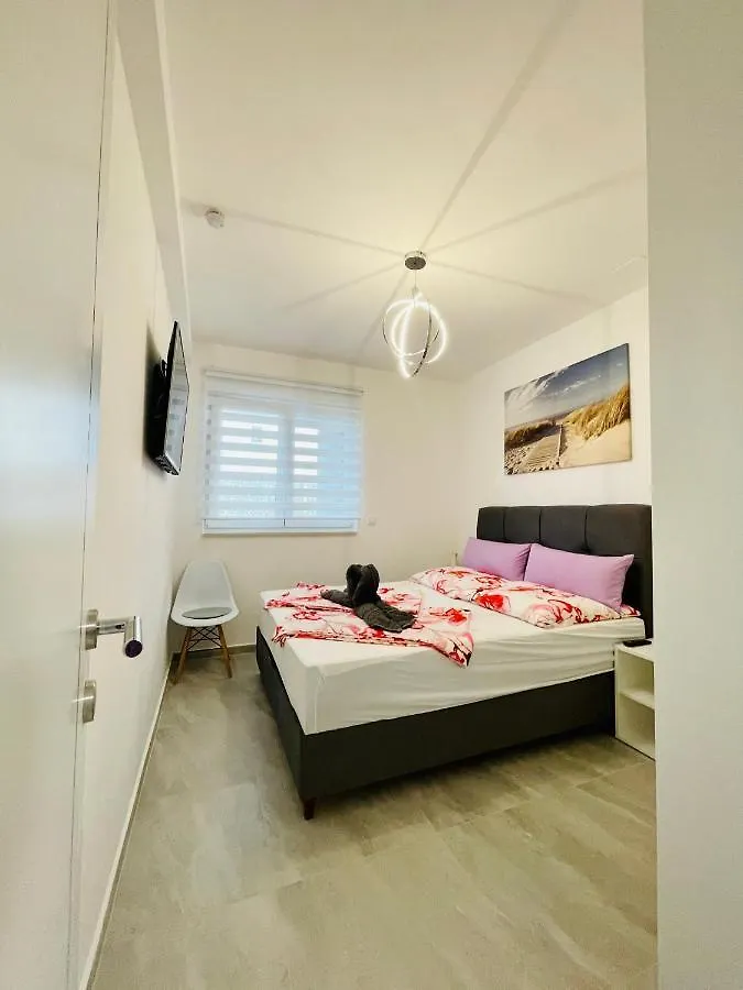 Trogir Apartment Nela 0*,